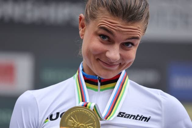 13 09 2025, Crans-Montana, Valais 2025 UCI Mountain Bike World Championships, Jenny Rissveds 3 (SWE), World Champion and Gold Medal at the Women Elite Cross-Country World Championship, WM, Weltmeisterschaft during the award ceremony Crans-Montana Crans-Montana Valais Switzerland Copyright: xJustPictures.ch FrancescoxMinghettix jp-en-FrMi-MNG_2424