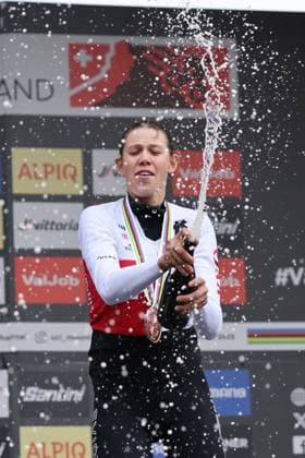 13 09 2025, Crans-Montana, Valais 2025 UCI Mountain Bike World Championships, Alessandra Keller 4 (SUI), Bronze Medal at the Women Elite Cross-Country World Championship, WM, Weltmeisterschaft during the award ceremony Crans-Montana Crans-Montana Valais Switzerland Copyright: xJustPictures.ch FrancescoxMinghettix jp-en-FrMi-MNG_2463