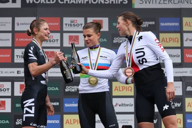 13 09 2025, Crans-Montana, Valais 2025 UCI Mountain Bike World Championships, Samara Maxwell 2 (NZL), Silver, Jenny Rissveds 3 (SWE), World Champion and Gold and Alessandra Keller 4 (SUI), Bronze Medal at the Women Elite Cross-Country World Championship, WM, Weltmeisterschaft during the award ceremony Crans-Montana Crans-Montana Valais Switzerland Copyright: xJustPictures.ch FrancescoxMinghettix jp-en-FrMi-MNG_2486