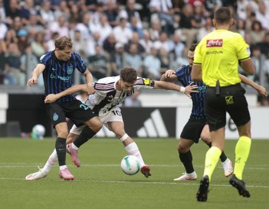Nicolo Barella of FC Inter, Kenan Yildiz of Juventus FC and Lautaro Martinez of FC Inter fighting for the ball during the Italian Serie A season 2025-2026, football match between Juventus FC and FC Inter, on 13 September 2025 at Allianz stadium, Turin, Italy. Photo Nderim KACELI  Copyright: xNderimxKaceli IPAxSportx xipa-agency.netx xx IPA_64789407 IPA_Agency_IPA64789407