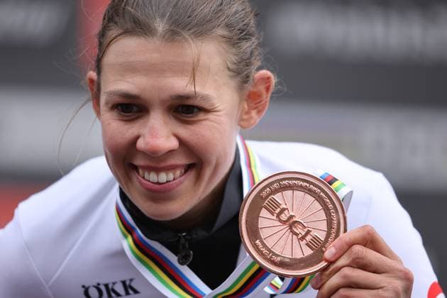 13 09 2025, Crans-Montana, Valais 2025 UCI Mountain Bike World Championships, Alessandra Keller 4 (SUI), Bronze Medal at the Women Elite Cross-Country World Championship, WM, Weltmeisterschaft during the award ceremony Crans-Montana Crans-Montana Valais Switzerland Copyright: xJustPictures.ch FrancescoxMinghettix jp-en-FrMi-MNG_2506