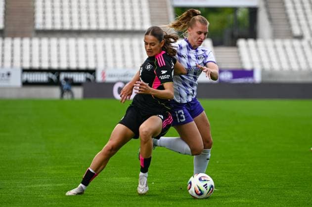 Maike Berentzen Leni Eggert Google Pixel Frauen Bundesliga SGS Essen Hamburger SV 13.09.2025 Maike Berentzen (SGS Essen) gegen Leni Eggert (HSV), google Pixel Frauen Bundesliga, 02. Spieltag, SGS Essen gegen Hamburger SV am 13. September 2025 im Stadion an der Hafenstraße, Essen.