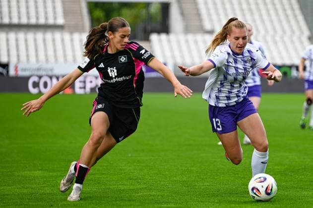 Maike Berentzen Leni Eggert Google Pixel Frauen Bundesliga SGS Essen Hamburger SV 13.09.2025 Maike Berentzen (SGS Essen) gegen Leni Eggert (HSV), google Pixel Frauen Bundesliga, 02. Spieltag, SGS Essen gegen Hamburger SV am 13. September 2025 im Stadion an der Hafenstraße, Essen.