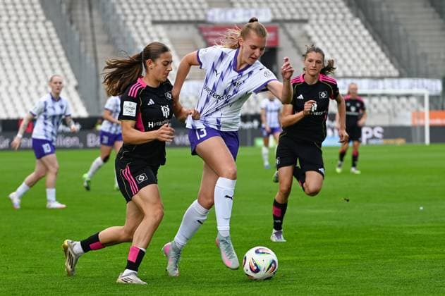 Maike Berentzen Leni Eggert Google Pixel Frauen Bundesliga SGS Essen Hamburger SV 13.09.2025 Maike Berentzen (SGS Essen) gegen Leni Eggert (HSV), google Pixel Frauen Bundesliga, 02. Spieltag, SGS Essen gegen Hamburger SV am 13. September 2025 im Stadion an der Hafenstraße, Essen.