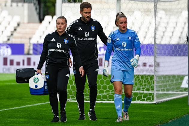 Laura Sieger Google Pixel Frauen Bundesliga SGS Essen Hamburger SV 13.09.2025 Laura Sieger (HSV) musste verletzt ausgewechselt werden, google Pixel Frauen Bundesliga, 02. Spieltag, SGS Essen gegen Hamburger SV am 13. September 2025 im Stadion an der Hafenstraße, Essen.