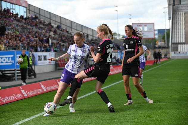 Natasha Kowalski Jaqueline Dönges Google Pixel Frauen Bundesliga SGS Essen Hamburger SV 13.09.2025 Natasha Kowalski (SGS Essen) gegen Jaqueline Dönges (HSV), google Pixel Frauen Bundesliga, 02. Spieltag, SGS Essen gegen Hamburger SV am 13. September 2025 im Stadion an der Hafenstraße, Essen.