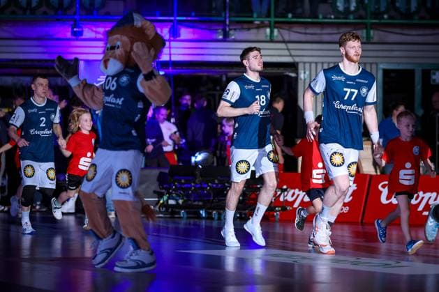 13.09.2025, Handball, HBL, Bergischer HC - TSV GWD Minden, Unihalle Wuppertal: Einlaufen der Mannschaften - Johannes Wasielewski (BHC 77) Nordrhein-Westfalen Deutschland