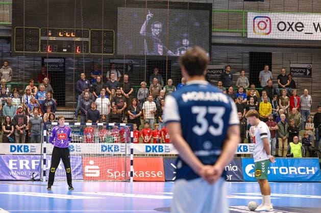 13.09.2025, Handball, HBL, Bergischer HC - TSV GWD Minden, Unihalle Wuppertal: Trauer Schweigeminute Gedenken Gedenkminute für den verstorbenen Schiedsrichter Marcus Helbig Nordrhein-Westfalen Deutschland