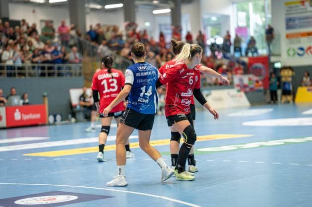 HSG Blomberg-Lippe (GER) vs. Thueringer HC (GER), Handball, 1. Handball Bundesliga Frauen, 3. Spieltag, 13.09.2025, Saision 2025 2026, Blomberg v.l. Ona Vegue (HSG Blomberg-Lippe, 14) wird von Nathalie Hendrikse (Thueringer HC, 06) verteidigt Blomberg Sporthalle an der Ulmenallee Deutschland