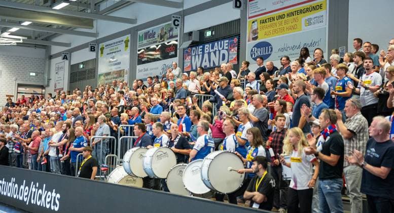 HSG Blomberg-Lippe (GER) vs. Thueringer HC (GER), Handball, 1. Handball Bundesliga Frauen, 3. Spieltag, 13.09.2025, Saision 2025 2026, Blomberg Fans der HSG Blomberg-Lippe (GER) mit dem Banner Die blaue Wand Blomberg Sporthalle an der Ulmenallee Deutschland