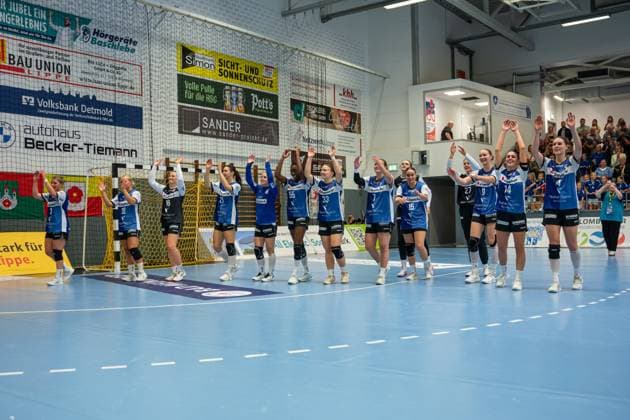 HSG Blomberg-Lippe (GER) vs. Thueringer HC (GER), Handball, 1. Handball Bundesliga Frauen, 3. Spieltag, 13.09.2025, Saision 2025 2026, Blomberg Die Spielerinnen der HSG Blomberg-Lippe (GER) jubeln nach dem Sieg gegen den Thueringer HC (GER) Blomberg Sporthalle an der Ulmenallee Deutschland