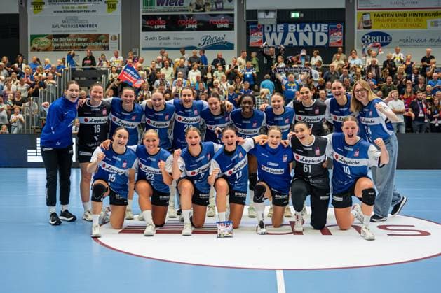 HSG Blomberg-Lippe (GER) vs. Thueringer HC (GER), Handball, 1. Handball Bundesliga Frauen, 3. Spieltag, 13.09.2025, Saision 2025 2026, Blomberg Die Spielerinnen der HSG Blomberg-Lippe (GER) jubeln freuen sich nach dem Sieg gegen den Thueringer HC (GER) Blomberg Sporthalle an der Ulmenallee Deutschland