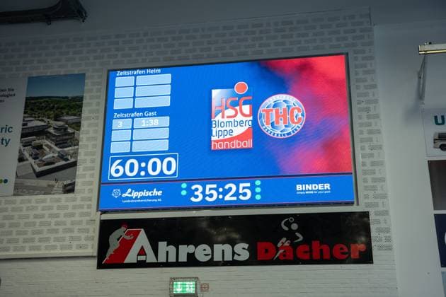 HSG Blomberg-Lippe (GER) vs. Thueringer HC (GER), Handball, 1. Handball Bundesliga Frauen, 3. Spieltag, 13.09.2025, Saision 2025 2026, Blomberg Die LED-Bande zeigt den Entstand von 35:25 für die HSG Blomberg-Lippe (GER) Blomberg Sporthalle an der Ulmenallee Deutschland
