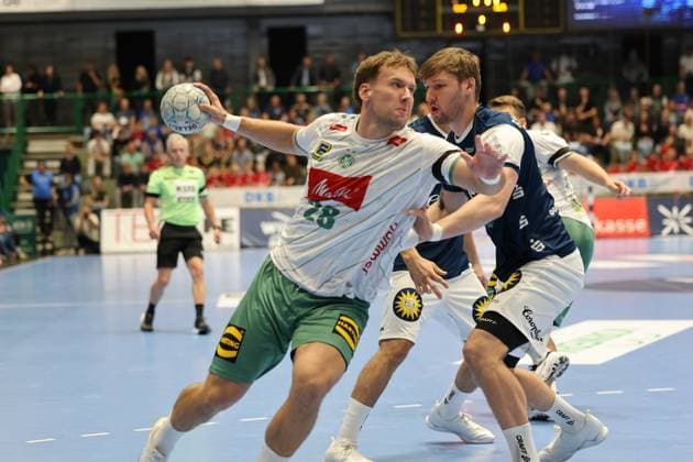 GER, 1.HBL. bergischer HC vs. GWD Minden 13.09.2025, Unihalle, Wuppertal, GER, 1.HBL. bergischer HC vs. GWD Minden, im Bild: Tom Bergner (TBV Lemgo 28), im Zweikampf gegen Gerdas Barbarskas (BHC 14),