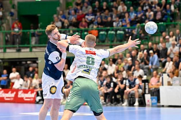 GER, 1.HBL, BHC06, BHC06 - GWD Minden 13.09. 2025,Wuppertal ,Unihalle, GER, 1.Liqui Moly HBL, BHC06 - GWD Minden 1.Liqui Moly HBL regulations prohibit any use of photographs as image sequences and or quasi-video im Bild Johannes Wasielewski ( Bergischer HC 77 ) gegen Karolis Antanavicius ( GWD Minden 8).