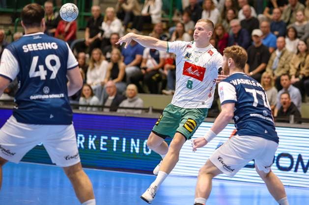 13.09.2025, Handball, HBL, Bergischer HC - TSV GWD Minden, Unihalle Wuppertal: Karolis Antanavicius (GWD Minden 08) im Zweikampf gegen Johannes Wasielewski (BHC 77) Nordrhein-Westfalen Deutschland
