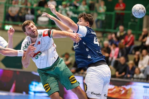 13.09.2025, Handball, HBL, Bergischer HC - TSV GWD Minden, Unihalle Wuppertal: Malte Donker (GWD Minden 39) im Zweikampf gegen Aron Seesing (BHC 49) Nordrhein-Westfalen Deutschland