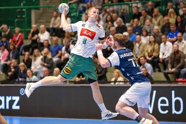 13.09.2025, Handball, HBL, Bergischer HC - TSV GWD Minden, Unihalle Wuppertal: Karolis Antanavicius (GWD Minden 08) im Zweikampf gegen Johannes Wasielewski (BHC 77) Nordrhein-Westfalen Deutschland