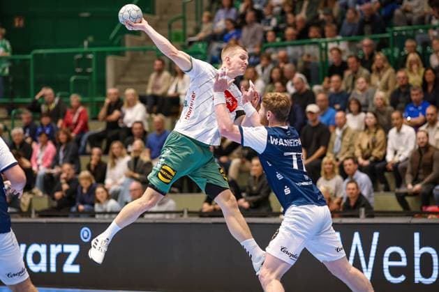 13.09.2025, Handball, HBL, Bergischer HC - TSV GWD Minden, Unihalle Wuppertal: Karolis Antanavicius (GWD Minden 08) im Zweikampf gegen Johannes Wasielewski (BHC 77) Nordrhein-Westfalen Deutschland