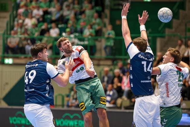 13.09.2025, Handball, HBL, Bergischer HC - TSV GWD Minden, Unihalle Wuppertal: Malte Donker (GWD Minden 39) im Zweikampf gegen Aron Seesing (BHC 49) und Gerdas Babarskas (BHC 14) Nordrhein-Westfalen Deutschland