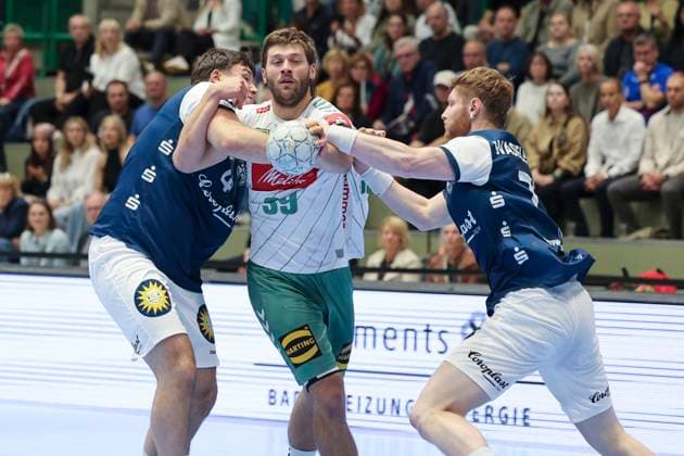 GER, 1.HBL. bergischer HC vs. GWD Minden 13.09.2025, Unihalle, Wuppertal, GER, 1.HBL. bergischer HC vs. GWD Minden, im Bild: Malte Donker (TBV Lemgo 39), im Zweikampf gegen Johannes Wasielewski (BHC 77),