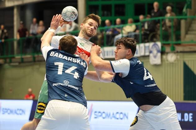 GER, 1.HBL. bergischer HC vs. GWD Minden 13.09.2025, Unihalle, Wuppertal, GER, 1.HBL. bergischer HC vs. GWD Minden, im Bild: Niclas Heitkamp (TBV Lemgo 23), im Zweikampf gegen Gerdas Barbarskas (BHC 14), Aron Seesing (BHC 49),