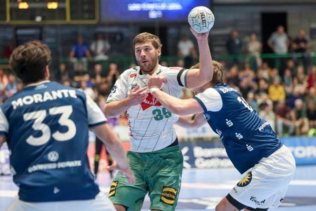 GER, 1.HBL. bergischer HC vs. GWD Minden 13.09.2025, Unihalle, Wuppertal, GER, 1.HBL. bergischer HC vs. GWD Minden, im Bild: Malte Donker (TBV Lemgo 39), im Zweikampf gegen Eloy Morante Maldonado (BHC 33), Gerdas Barbarskas (BHC 14),