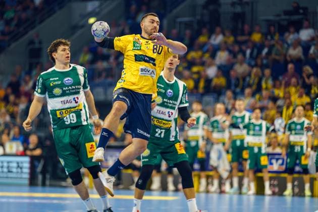 Jannik Kohlbacher (80; Rhein Neckar Löwen) wirft den Ball aufs Tor, während Philipp Meyer (27; ThSV Eisenach) und Tillman Leu (99; ThSV Eisenach) verteidigen. Jannik Kohlbacher (80; Rhein Neckar Löwen) wirft aufs Tor
