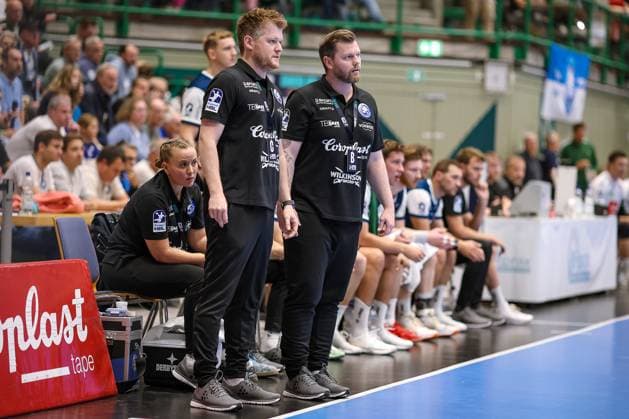 13.09.2025, Handball, HBL, Bergischer HC - TSV GWD Minden, Unihalle Wuppertal: Cheftrainer Arnor Gunnarsson (BHC hc) neben Markus Pütz Nordrhein-Westfalen Deutschland