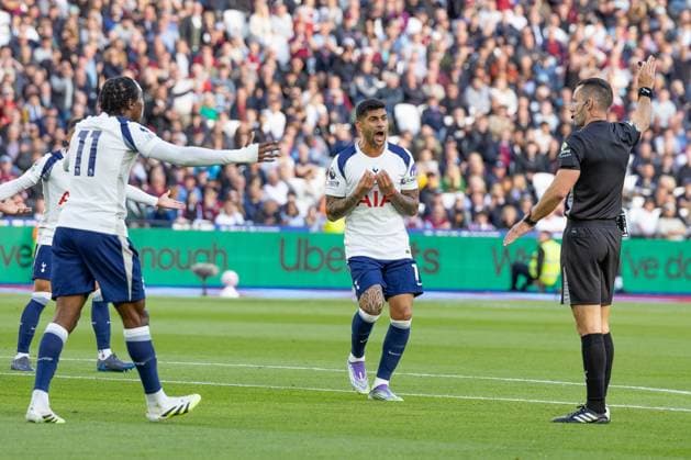 West Ham United v Tottenham Hotspur, Premier League, EFL, Football, The London Stadium, Stratford, London, UK - 13 Sep 2025 Cristian Romero of Tottenham Hotspur reacts to Referee Jarred Gillett London The London Stadium Stratford GBR, UK NEWSPAPERS OUT Copyright: xEllixBirchx