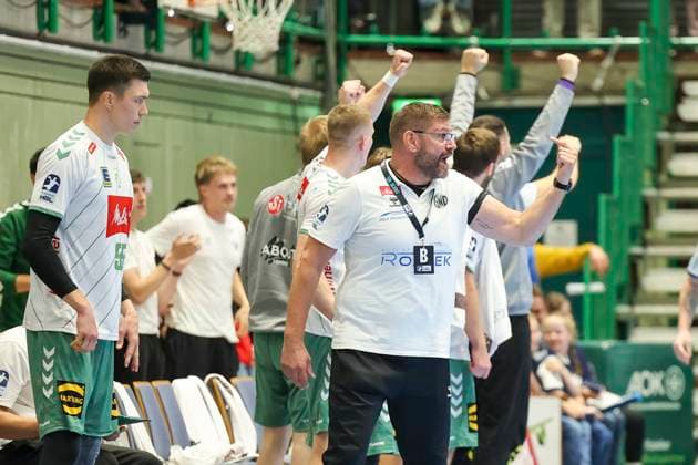 GER, 1.HBL. bergischer HC vs. GWD Minden 13.09.2025, Unihalle, Wuppertal, GER, 1.HBL. bergischer HC vs. GWD Minden, im Bild: Aaron Ziercke Trainer Headcoach (TBV Lemgo), und die Bank freuen sich
