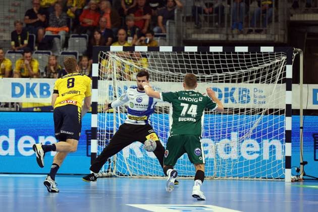13.09.2025, xrekx, Handball Daikin HBL, Rhein Neckar Loewen - ThSV Eisenach v.l. Tim Nothdurft (Rhein-Necker Loewen) 7m Matija Spikic (ThSV Eisenach) (DFL DFB REGULATIONS PROHIBIT ANY USE OF PHOTOGRAPHS as IMAGE SEQUENCES and or QUASI-VIDEO) Mannheim