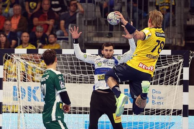 13.09.2025, xrekx, Handball Daikin HBL, Rhein Neckar Loewen - ThSV Eisenach v.l. Edwin Aspenbäck Aspenbaeck (Rhein-Necker Loewen) Matija Spikic (ThSV Eisenach) (DFL DFB REGULATIONS PROHIBIT ANY USE OF PHOTOGRAPHS as IMAGE SEQUENCES and or QUASI-VIDEO) Mannheim