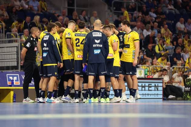 13.09.2025, xrekx, Handball Daikin HBL, Rhein Neckar Loewen - ThSV Eisenach v.l. Auszeit Rhein Necker Loewen (DFL DFB REGULATIONS PROHIBIT ANY USE OF PHOTOGRAPHS as IMAGE SEQUENCES and or QUASI-VIDEO) Mannheim