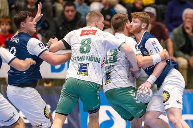 13.09.2025, Handball, HBL, Bergischer HC - TSV GWD Minden, Unihalle Wuppertal: Karolis Antanavicius (GWD Minden 08) und Ian Weber (GWD Minden 13) machen Johannes Wasielewski (BHC 77) am Kreis fest Zweikampf Nordrhein-Westfalen Deutschland