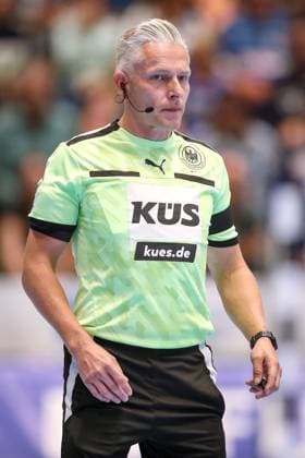 13.09.2025, Handball, HBL, Bergischer HC - TSV GWD Minden, Unihalle Wuppertal: Schiedsrichter Tobias Tönnies Nordrhein-Westfalen Deutschland