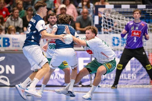 13.09.2025, Handball, HBL, Bergischer HC - TSV GWD Minden, Unihalle Wuppertal: Lukas Becher (BHC 07) wird von Tom Bergner (GWD Minden 28) festgemacht Nordrhein-Westfalen Deutschland