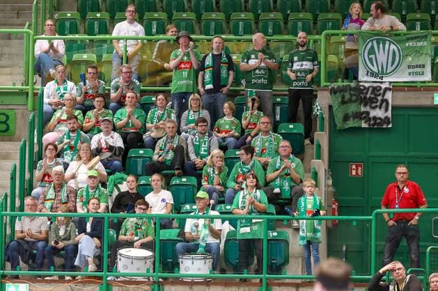 13.09.2025, Handball, HBL, Bergischer HC - TSV GWD Minden, Unihalle Wuppertal: Zuschauer Minden-Fans auf der Tribüne Nordrhein-Westfalen Deutschland