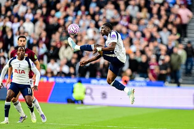 West Ham United v Tottenham Hotspur - Premier League Mohammed Kudus (20 Tottenham Hotspur) controls the ball in the air during the Premier League match between West Ham United and Tottenham Hotspur at the London Stadium in Stratford, United Kingdom, on September 13, 2025. Stratford Greater London United Kingdom  Copyright: xMIxNewsx originalFilename:fletcher-westhamu250913_npEaQ.jpg