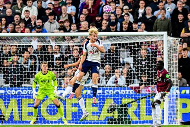 West Ham United v Tottenham Hotspur - Premier League Lucas Bergvall (15, Tottenham Hotspur) challenges Max Kilman (3, West Ham) in the air during the Premier League match between West Ham United and Tottenham Hotspur at the London Stadium in Stratford, England, on September 13, 2025. Stratford Greater London United Kingdom  Copyright: xMIxNewsx originalFilename:fletcher-westhamu250913_npHTS.jpg