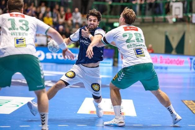 13.09.2025, Handball, HBL, Bergischer HC - TSV GWD Minden, Unihalle Wuppertal: Eloy Morante Maldonado (BHC 33) im Zweikampf gegen Tom Bergner (GWD Minden 28) Nordrhein-Westfalen Deutschland