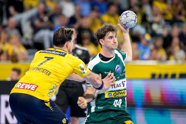 v.li.: Robert Timmermeister (RNL, 7), Stephan Seitz (ThSV, 44), Zweikampf, Spielszene, Duell, duel, tackle, tackling, Dynamik, Action, Aktion, 13.09.2025, Mannheim (Deutschland), Handball, Bundesliga, Rhein-Neckar Löwen - ThSV Eisenach