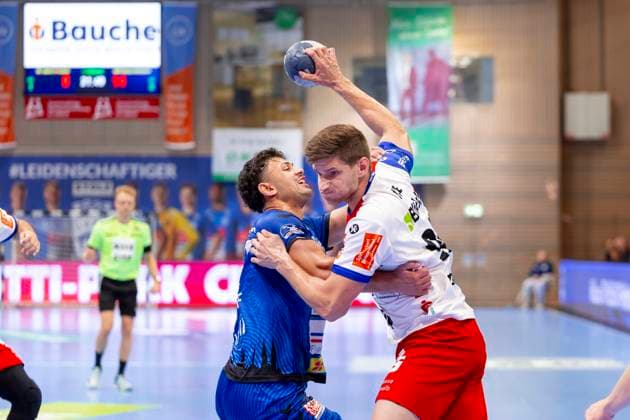 Lukas Kingsley Emdorf (Nr. 73, VfL Lübeck-Schwartau) gegen Georg Pöhle (Nr. 94, HBW Balingen-Weilstetten). VfL Luebeck-Schwartau vs. HBW Balingen-Weilstetten, Handball, 2. Bundesliga, 13.09.25 Luebeck Schleswig-Holstein Germany Copyright: xAgentur54Gradx xFelixxKoenigx