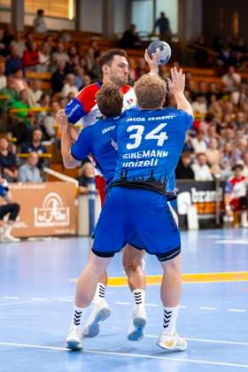 Merlin Fuß (Nr. 13, HBW Balingen-Weilstetten) gegen Einar Nickelsen (Nr. 42, VfL Lübeck-Schwartau) und Thore Kjell Heinemann (Nr. 34, VfL Lübeck-Schwartau). VfL Luebeck-Schwartau vs. HBW Balingen-Weilstetten, Handball, 2. Bundesliga, 13.09.25 Luebeck Schleswig-Holstein Germany Copyright: xAgentur54Gradx xFelixxKoenigx