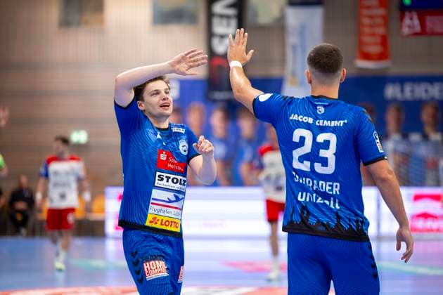 Paul Holzhacker (Nr. 4, VfL Lübeck-Schwartau) und Janik Schrader (Nr. 23, VfL Lübeck-Schwartau) freuen sich jubeln. VfL Luebeck-Schwartau vs. HBW Balingen-Weilstetten, Handball, 2. Bundesliga, 13.09.25 Luebeck Schleswig-Holstein Germany Copyright: xAgentur54Gradx xFelixxKoenigx