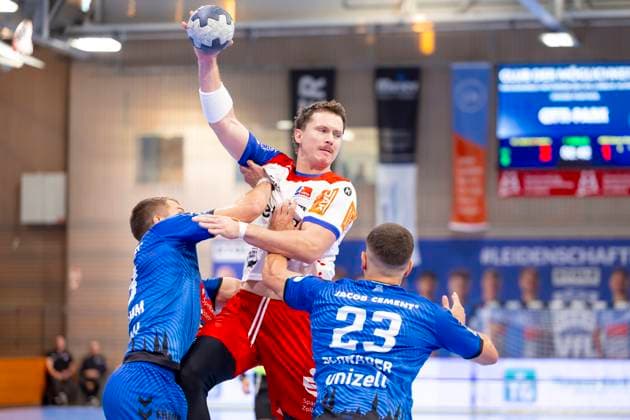 Mex Raguse (Nr. 6, HBW Balingen-Weilstetten) gegen Ole Schramm (Nr. 13, VfL Lübeck-Schwartau) und Janik Schrader (Nr. 23, VfL Lübeck-Schwartau). VfL Luebeck-Schwartau vs. HBW Balingen-Weilstetten, Handball, 2. Bundesliga, 13.09.25 Luebeck Schleswig-Holstein Germany Copyright: xAgentur54Gradx xFelixxKoenigx