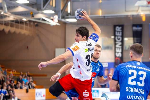 Yonatan Dayan (Nr. 34, HBW Balingen-Weilstetten) gegen Ole Schramm (Nr. 13, VfL Lübeck-Schwartau) und Janik Schrader (Nr. 23, VfL Lübeck-Schwartau). VfL Luebeck-Schwartau vs. HBW Balingen-Weilstetten, Handball, 2. Bundesliga, 13.09.25 Luebeck Schleswig-Holstein Germany Copyright: xAgentur54Gradx xFelixxKoenigx