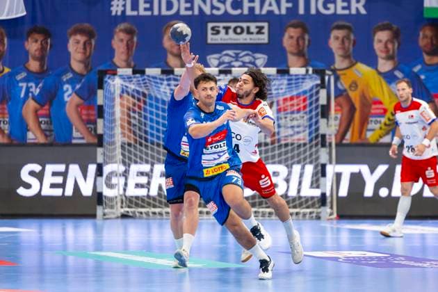 Tim Ruggiero-Matthes (Nr. 4, HBW Balingen-Weilstetten) gegen Thore Kjell Heinemann (Nr. 34, VfL Lübeck-Schwartau) und Lukas Kingsley Emdorf (Nr. 73, VfL Lübeck-Schwartau). VfL Luebeck-Schwartau vs. HBW Balingen-Weilstetten, Handball, 2. Bundesliga, 13.09.25 Luebeck Schleswig-Holstein Germany Copyright: xAgentur54Gradx xFelixxKoenigx