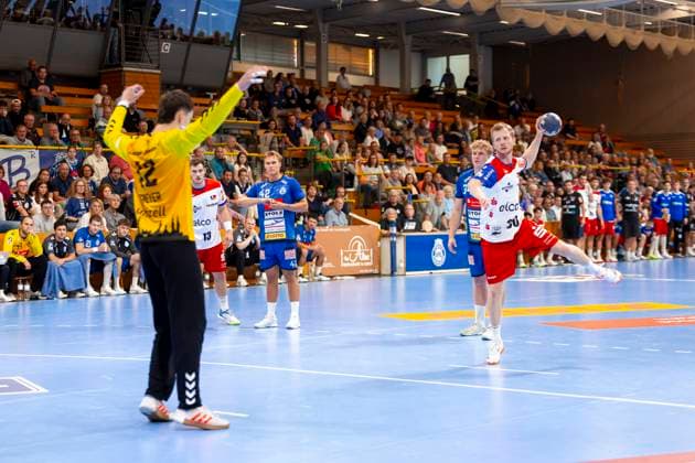 Sascha Pfattheicher (Nr. 30, HBW Balingen-Weilstetten) beim Siebenmeterversuch gegen Torhueter Paul Dreyer (Nr. 12, VfL Lübeck-Schwartau). VfL Luebeck-Schwartau vs. HBW Balingen-Weilstetten, Handball, 2. Bundesliga, 13.09.25 Luebeck Schleswig-Holstein Germany Copyright: xAgentur54Gradx xFelixxKoenigx