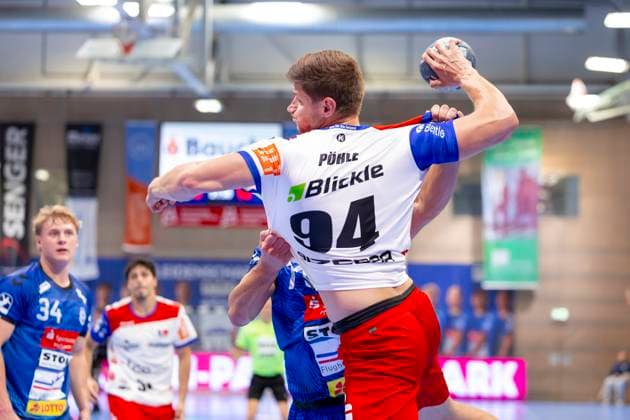 Lukas Kingsley Emdorf (Nr. 73, VfL Lübeck-Schwartau) gegen Georg Pöhle (Nr. 94, HBW Balingen-Weilstetten). VfL Luebeck-Schwartau vs. HBW Balingen-Weilstetten, Handball, 2. Bundesliga, 13.09.25 Luebeck Schleswig-Holstein Germany Copyright: xAgentur54Gradx xFelixxKoenigx